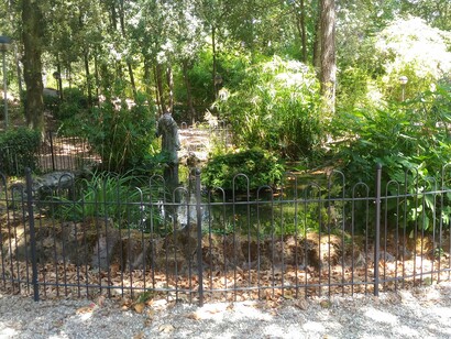 Laghetto a scogliere rustiche con inserita una scultura raffigurante San Francesco d’Assisi (foto Roberto Luciani)