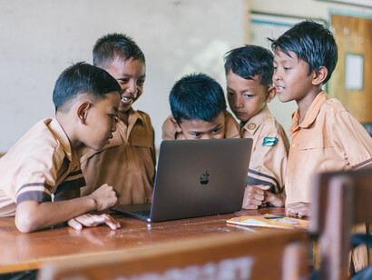 Les objectifs de développement durable de l'ONU. L'un des 17 points est l'accès à l'éducation pour tous : quelle que soit la perspective, du Nord ou du Sud, de la modernité ou du post-colonialisme, on ne peut nier l'importance d'apprendre aux enfants à lire et à écrire