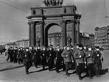 Operários da fábrica Kirovsky caminhando para a linha de frente. Leningrado sitiada (atual São Petersburgo). A Grande Guerra Patriótica de 1941-1945