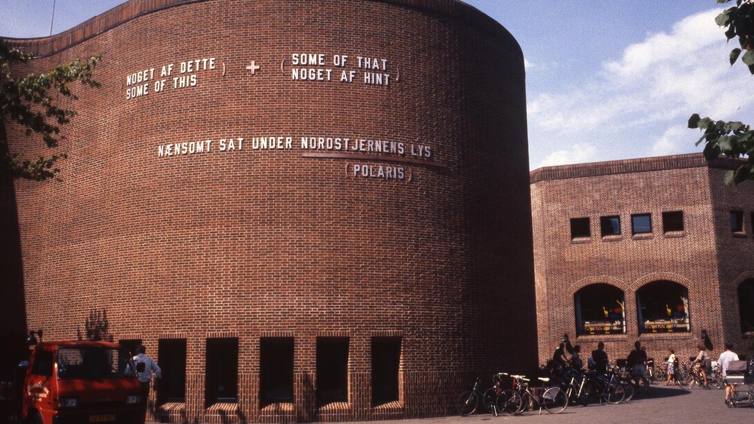 Lawrence Weiner, SOME OF THIS + SOME OF THAT GENTLY PLACED UNDER THE LIGHT OF POLARIS, 1990, Town Hall façade [Children’s Library], Holstebro, Denmark
