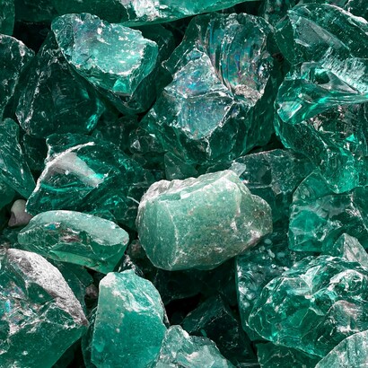 Tra l’architettura arabeggiante e gli oggetti dimenticati, il turchese emergeva come un filo conduttore tra passato e presente