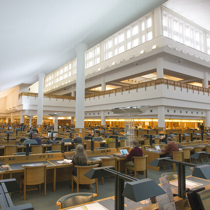 Sala de lectura en la British Library, Londres: si aplicamos socialmente este estilo elevado lograremos llegar a ser ciudadanos elegantes e investidos de dignidad, siendo esto un fin en sí mismo