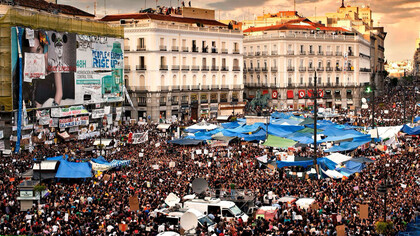 La Plaza del Sol, Madrid, España, repleta de manifestantes del movimiento ciudadano 15-M, 2011
