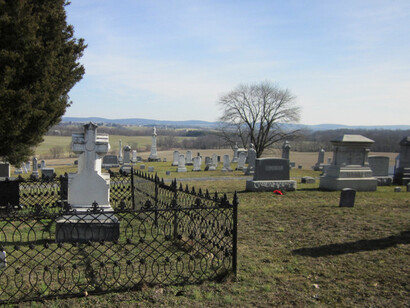 El letrero de bienvenida del pueblo fue robado en varias ocasiones, y el lugar adquirió fama mundial. Cementerio de Burkittsville, Maryland, EE.UU.