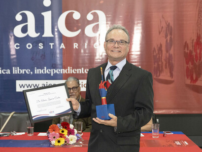 El filósofo, crítico e investigador, Alvaro Zamopra Castro, distinguido con el premio a la Mejor Crítica de Arte del 2025 con su diploma y trofeo. Foto: Juan Carlos Fonseca 
