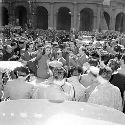 Sofia Loren circondata da ammiratori e fotografi al Rally del Cinema. Roma, 4 aprile 1956 © Archivio Rodrigo Pais