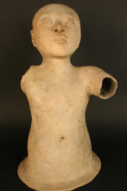 Figura antropomorfa femenina

Materiales: Cerámica

Desarrollos Regionales 500 a.C.- 500 d.C.

Medidas: 310 mm de alto x 158 mm de ancho