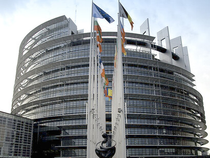 Parlamento europeo. Il Parlamento europeo esprime una profonda preoccupazione per la deriva autoritaria del presidente Saïed e per la sua strumentalizzazione della drammatica situazione socioeconomica della Tunisia al fine di invertire la storica transizione democratica del paese; chiede, quindi, di porre fine alla repressione in atto nei confronti della società civile