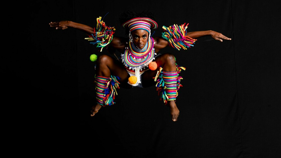Integrante do Balé Folclórico da Bahia se destaca contra o fundo negro envolta por cores e adornos que evocam a riqueza da cultura baiana. A Bahia foi também um dos espaços decisivos para a construção das identidades que, ao longo do século XIX, ajudariam a formar o Brasil. A cena contemporânea remete à permanência de uma cultura que ajudou a dar forma à identidade brasileira.
