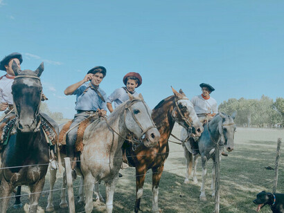 Des hommes à cheval à San Salvador de Jujuy, une ville du nord-ouest de l'Argentine

