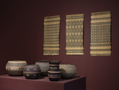 Dawa, Ewasamu mükaju (Tejer el hilo del árbol), vista de exhibición. Cortesía de ABRA