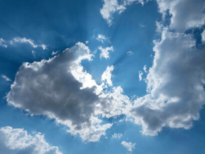 La metafora non tiene conto dei vicini, come negli stormi di Parisi, ma dei lontani, creando legami sotterranei tra entità molto diverse