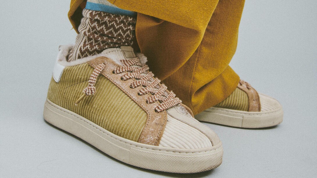 TVL | TheVerticaLine FW2526 Sneaker unisex low-top con tomaia in velluto corduroy e fodera in
montone