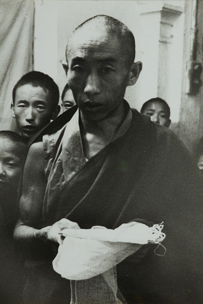 Germaine Krull, Cérémonie religieuse tibétaine, offrande de l’écharpe blanche, Sans date, Tirage gélatino-argentique, 24,1 x 18,5 cm, Museum Folkwang, Essen © Estate Germaine Krull, Museum Folkwang, Essen