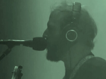 Justin Vernon, líder de la banda estadounidense Bon Iver durante una de sus actuaciones