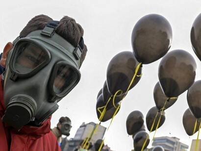 Manifestante en favor de mejores políticas ontra la contaminación