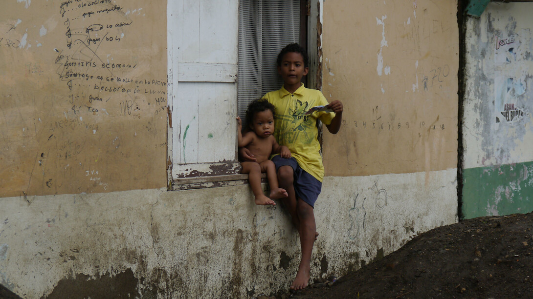 Niños en un barrio marginado de Guayaquil
