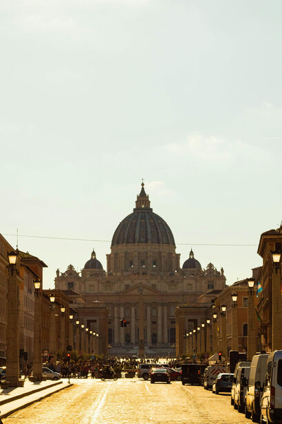 Rua de acesso à praça da Basílica de São Pedro, na cidade-estado do Vaticano, Itália