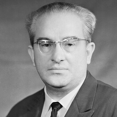 Yuri Andrópov, político soviético y el Secretario General del Partido Comunista de la Unión Soviética (PCUS) desde el 12 de noviembre de 1982 hasta su muerte, quince meses más tarde