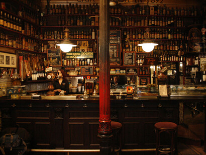 Un bar madrileño, listo para acoger a sus clientes