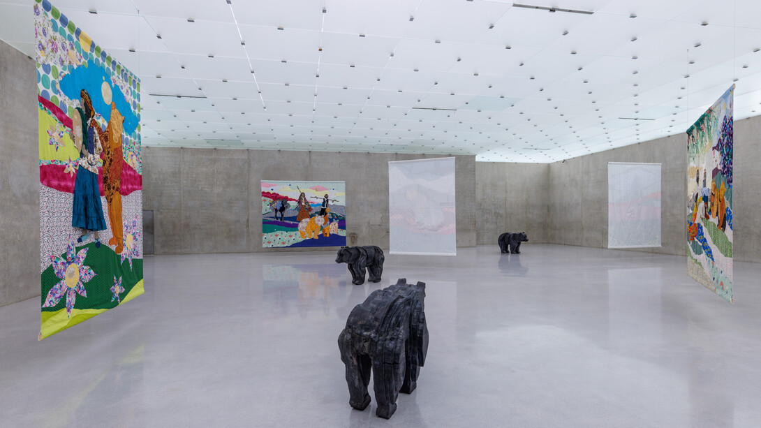 Małgorzata Mirga-Tas, Tełe ćerhenia jekh jag (Unter dem bestirnten himmel brennt ein feuer), ausstellungsansicht. Mit freundlicher genehmigung des Kunsthaus Bregenz