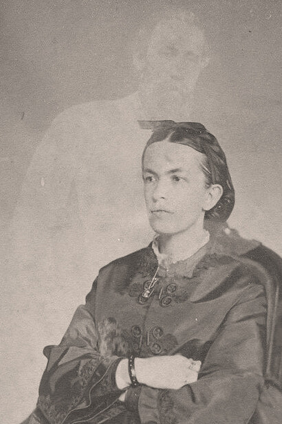 Una vez, estando en casa de mi abuela, encontré una Polaroid viejita sobre la cómoda de su cuarto