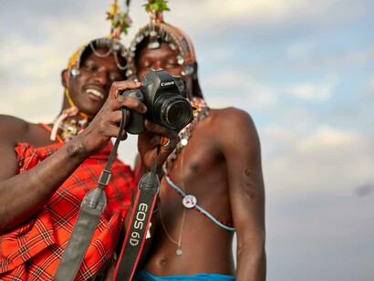 Masai con macchina fotografica in Kenya, Africa