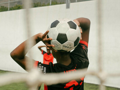 Porta di calcio. Il calcio a giro, se ben eseguito, suscita sempre grande entusiasmo nel pubblico e fa sì che il calciatore possa godere sia degli applausi di chi guarda dagli spalti, ma anche di una sua tutta personale soddisfazione nell’eseguire, alla bisogna, un tiro molto difficile