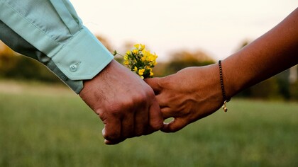 L’amore autentico viene presentato come una relazione fondata sulla libertà reciproca, non sul possesso o sul controllo dell’altro