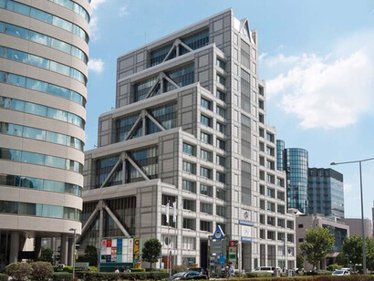 Desigualdad económica, polarización interna y crisis de legitimidad: muchas democracias occidentales enfrentan crecientes desigualdades, pérdida de clases medias, polarización política, retroceso en la confianza en instituciones públicas. Estas tensiones internas erosionan la base del consenso ciudadano que sostiene la apertura liberal, las libertades civiles y el multilateralismo. Edificio de la Sede de la Universidad de las Naciones Unidas, Tokio, Japón