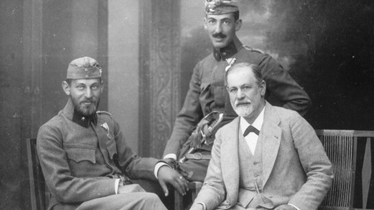 Sigmund Freud con i figli Ernst e Martin nel 1916