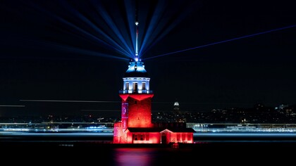 Molte persone sono affascinate dal mistero e dalla maestosità dei fari, costruzioni che hanno reso possibili i collegamenti fra luoghi distanti separati da mari o oceani  