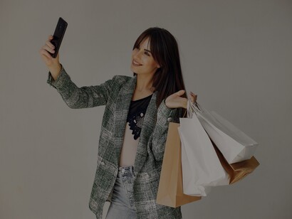 Mulher tira selfie com suas compras