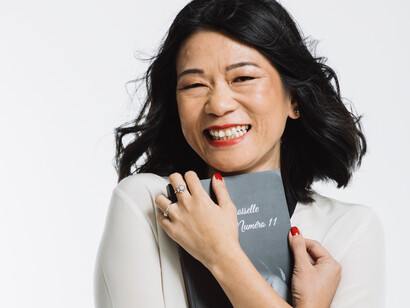 Un geste tendre pour se rassurer et se recentrer, comme on étreint ce qui nous ancre quand les émotions débordent.  
Photo par Aura Constantin