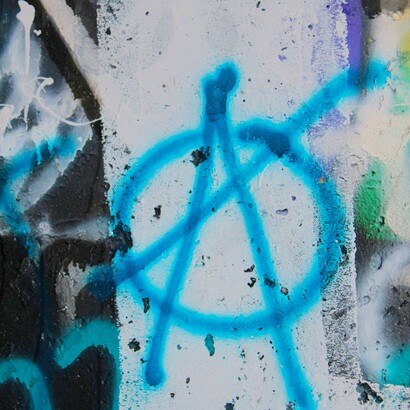 L’anarchia non è semplice caos, ma un ideale politico e sociale che rifiuta l’autorità coercitiva per valorizzare la libertà e l’autogestione.