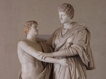Menelao, Orestes y Electra, Palacio Altemps, Roma, Italia

Orestes recién llegado de lejanas tierras,   
apenas arribado del viaje del olvido