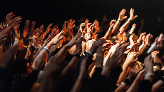 Varosha: audiencia disfrutando un concierto