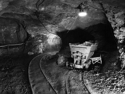 Le donne portavano la minestra ai minatori dentro pentoline di rame