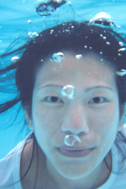 Sous l'eau. Ses longs cheveux noirs s’agitent dans le vent, comme les bras des naufragés levés au ciel avant d’être engloutis par la Méditerranée © Kim Chi Pho