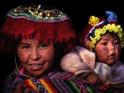 Perù – Donna con bambino in abiti tradizionali. Ph Sergio Pessolano