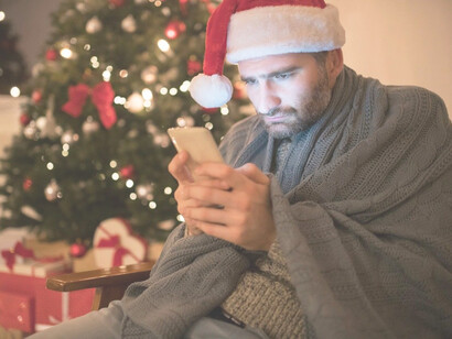 Hombre deprimido durante las navidades