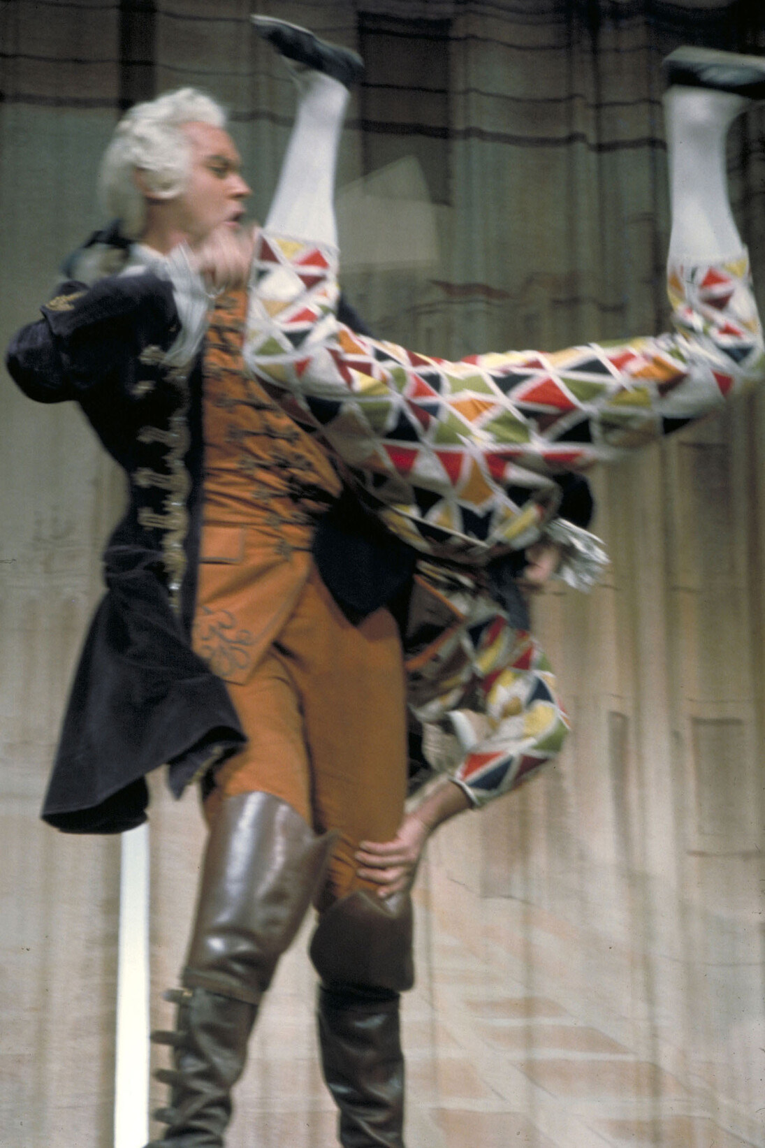 Franco Graziosi e Marcello Moretti (1986-1987) in “Arlecchino” © Luigi Ciminaghi / Archivio Piccolo Teatro di Milano
