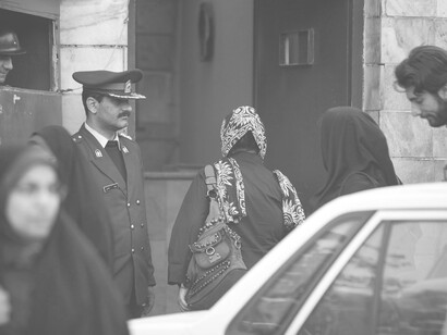 Policías de la Patrulla de orientación arrestan a una mujer iraní por violar el código de vestimenta