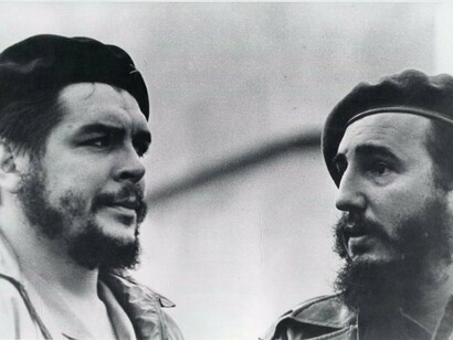 Dois dos principais líderes da Revolução Cubana, Ernesto 'Che' Guevara e Fidel Castro aparecem, em um momento de descontração após a vitória do movimento em 1959. A experiência cubana tornou-se uma das referências mais conhecidas dos debates sobre socialismo, comunismo e seus diferentes desdobramentos históricos