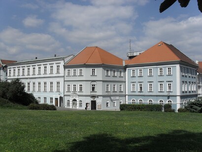 Beethoven y Goethe caminaban conversando amistosamente en una calle del balneario de Teplice, Bohemia (actual República Checa), cuando se encuentran de frente con el emperador Francisco I y su familia; Goethe se detuvo para saludar, mientras que Beethoven siguió su camino