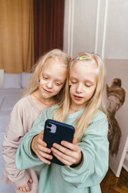 Aunque pueden ser una herramienta educativa y de socialización, el tiempo excesivo en redes puede interferir con el desarrollo de habilidades sociales y la concentración en estudios