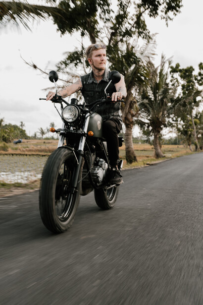 Piloto na estrada para encontrar os amigos em Morungaba, cidade do interior de São Paulo, Brasil
