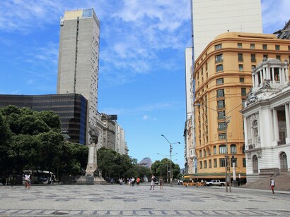 A Praça Floriano, conhecida como Cinelândia, reúne edifícios históricos e monumentos que caracterizam um dos principais conjuntos arquitetônicos do centro do Rio de Janeiro. A região se consolidou como símbolo da modernização urbana promovida no início do século XX