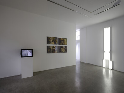 View of the exhibition “Double Eye Poke: Lynda Benglis, Dan Flavin, Sol LeWitt, Bruce Nauman”, kamel mennour (47, rue Saint-André des Arts), Paris, 2015, Curator: Béatrice Gross © Lynda Benglis / ADAGP, Paris, Prêt / Loan Electronic Arts Intermix, New York © Bruce Nauman / ADAGP, Paris © Dan Flavin / ADAGP, Paris, Collection Musée d'art moderne de Saint-Étienne, France © Photo. Fabrice Seixas, Courtesy the artists 
