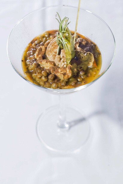 Frio caliente de lentejas con castañas y zorzales, foie y chocolate de Asubio Gastrobar, de Santander (Cantabria). Cocina clásica, tradicional y exótica con un toque de autor